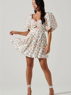 NWT ASTR the label Serilda white floral mini dreaa